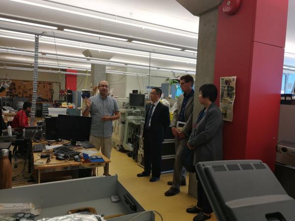 参观UBC实验室.jpg f1b16c445e6455faa5d3a5ecdfca907d.jpg