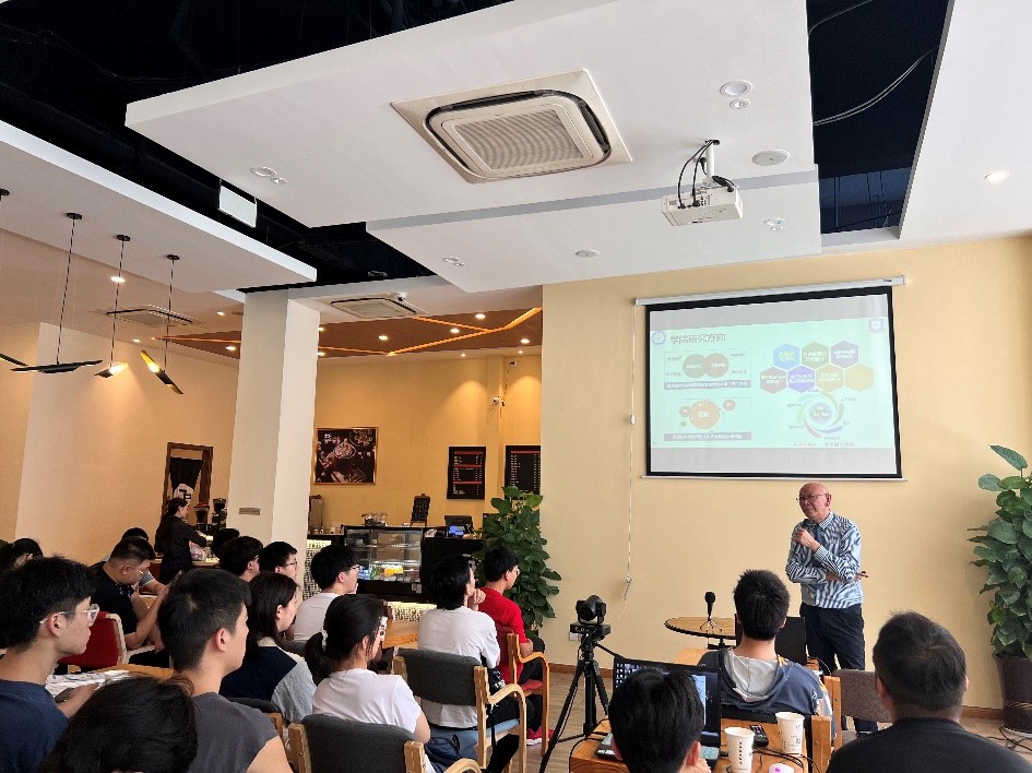 材料学院何为教授、邹剑博士做客“研学成电”生涯规划指导沙龙