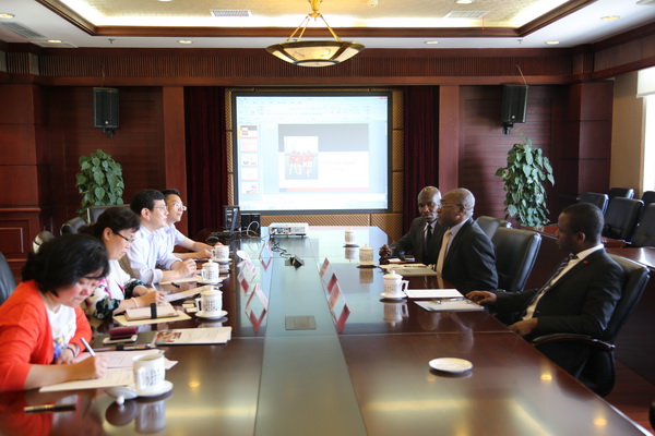 加纳共和国驻华使馆公使来校访问