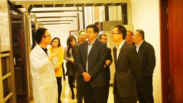 10.27-华为签约参观实验室2.jpg