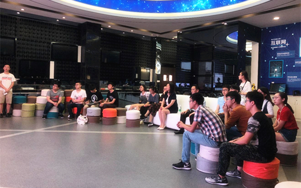 【思政聚焦】公管学院团支部举行“学马列思想，书无悔青春”主题团日活动