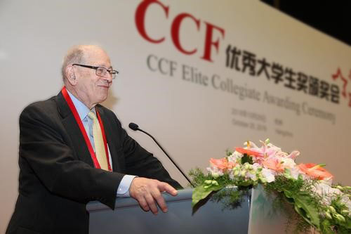 2004年图灵奖得主、TCPIP合作发明人Robert E. Kahn祝贺获奖同学.jpg