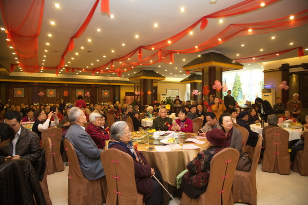 学校“钻石婚”“金婚”夫妇和老寿星欢庆重阳佳节