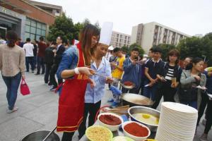【校庆】校园美食节为成电献上别样“生日礼物”