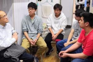 校领导深入学生宿舍与学子交流谈心