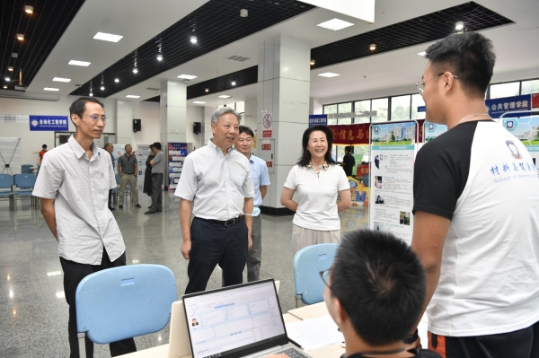 【迎新】校领导看望慰问2020级本科新生