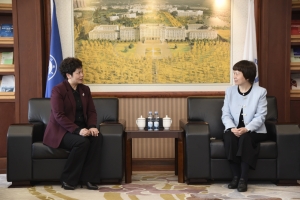 泸州老窖集团有限责任公司一行来校交流