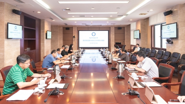 学校疫情防控工作领导小组召开工作会议