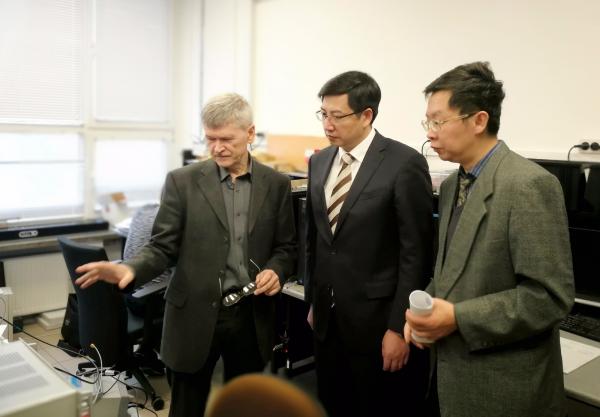 参观实验室1.jpg f6d75bbcc0ce711884e4087ea75361bc.jpg