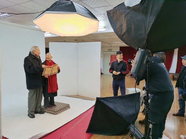 重阳节纪念照拍摄活动为老同志送上最美节日礼物