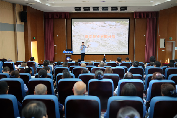 学校开展“文明交通 平安同行”专题培训