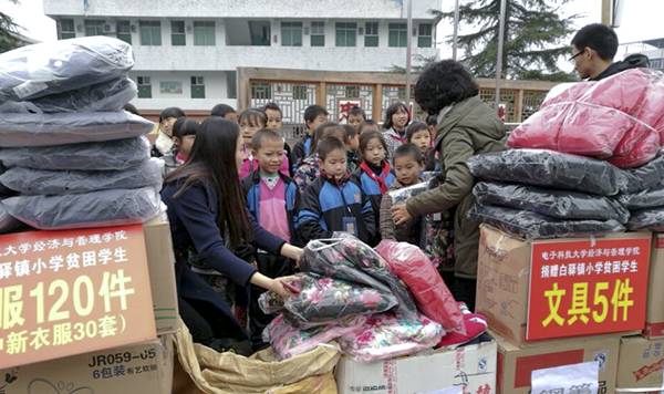 经管学院赴苍溪开展“践行两学一做，扶贫济困助学”活动