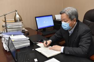 如期开课首日，王亚非书记与师生一起在线上课