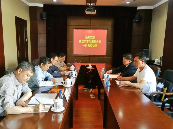 康定市副市长李尚谦来校进行扶贫工作交流