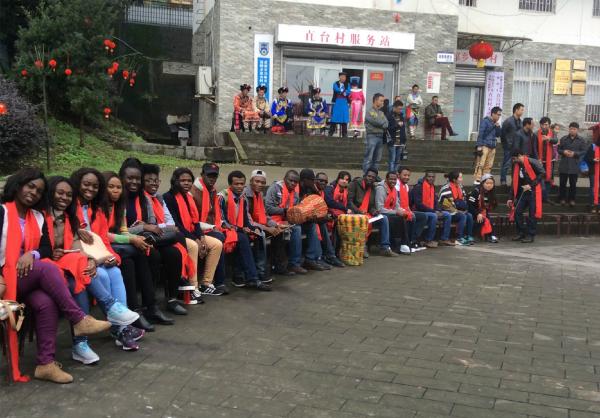 “舞彩成电”留学生舞蹈队赴邛崃直台羌寨采风