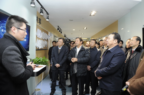 huang0004.JPG f9abb3c0a7dccd2885bcd084ed027289.jpg