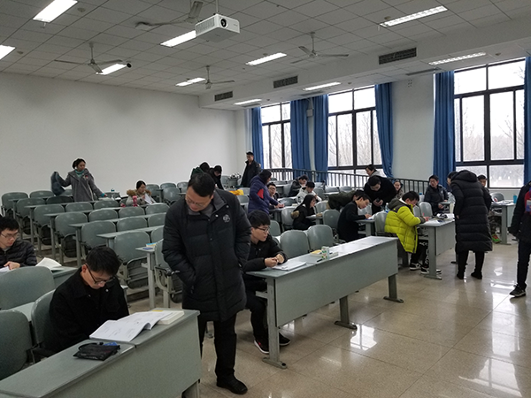 经管学院院领导深入考场巡视期末考试工作