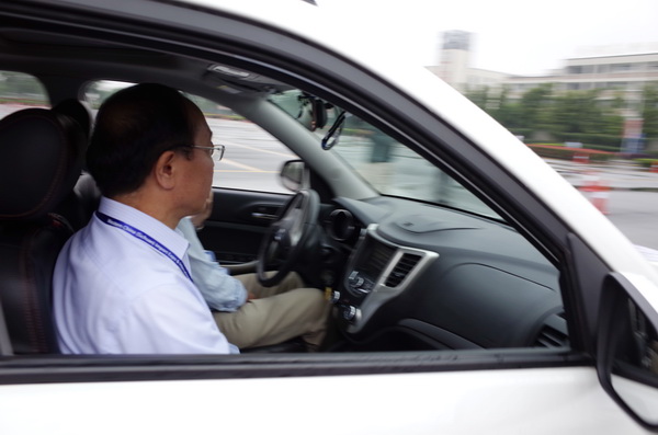 “智能汽车”驶进电子科大“秀”绝招