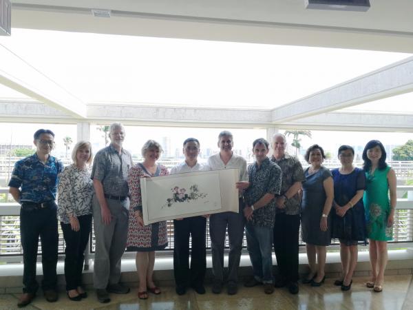 代表团与夏威夷大学校长David Lassner等合影.jpg fb1c1776340bd457b6416e2b2050b8f6.jpg