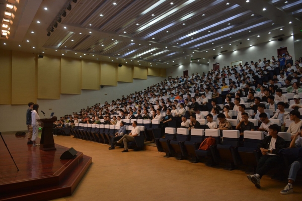 新生学校史唱校歌 培育爱校情怀