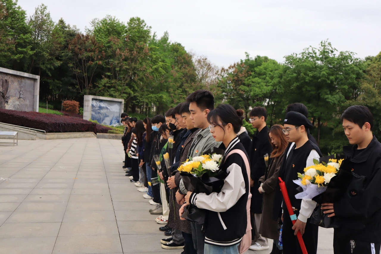 研究生开展“清明祭英烈 吾辈志奋进”主题祭扫活动