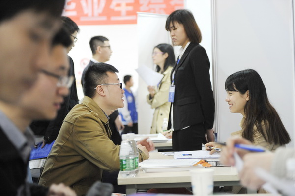 百余家用人单位来校揽才