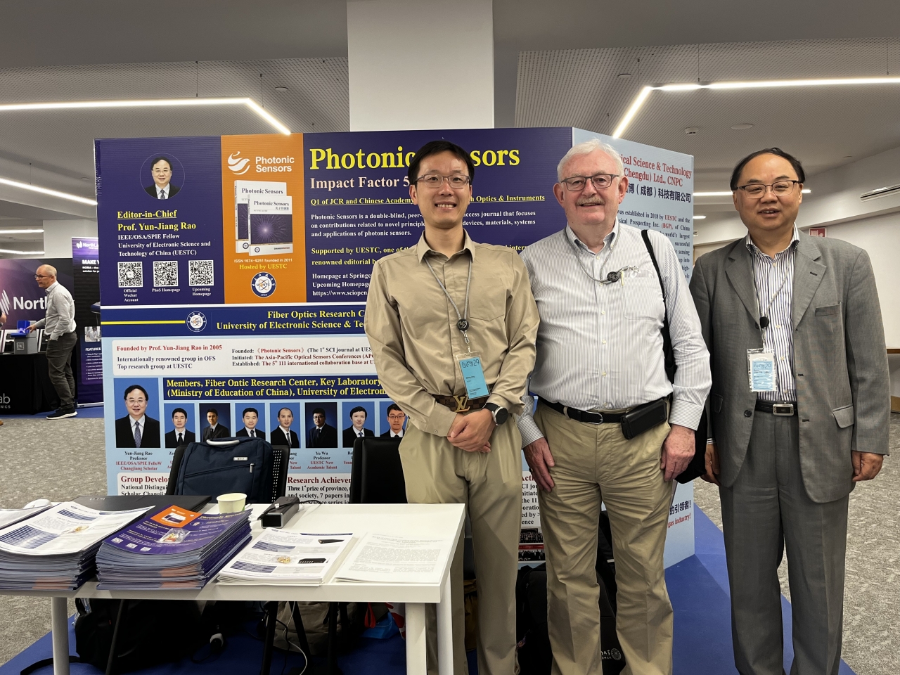 展位合影-饶云江、姚佰承、欧洲科学院院士.jpg