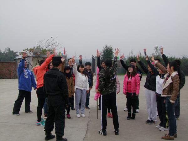 学生宿舍管理中心开展应急逃生避险拓展培训