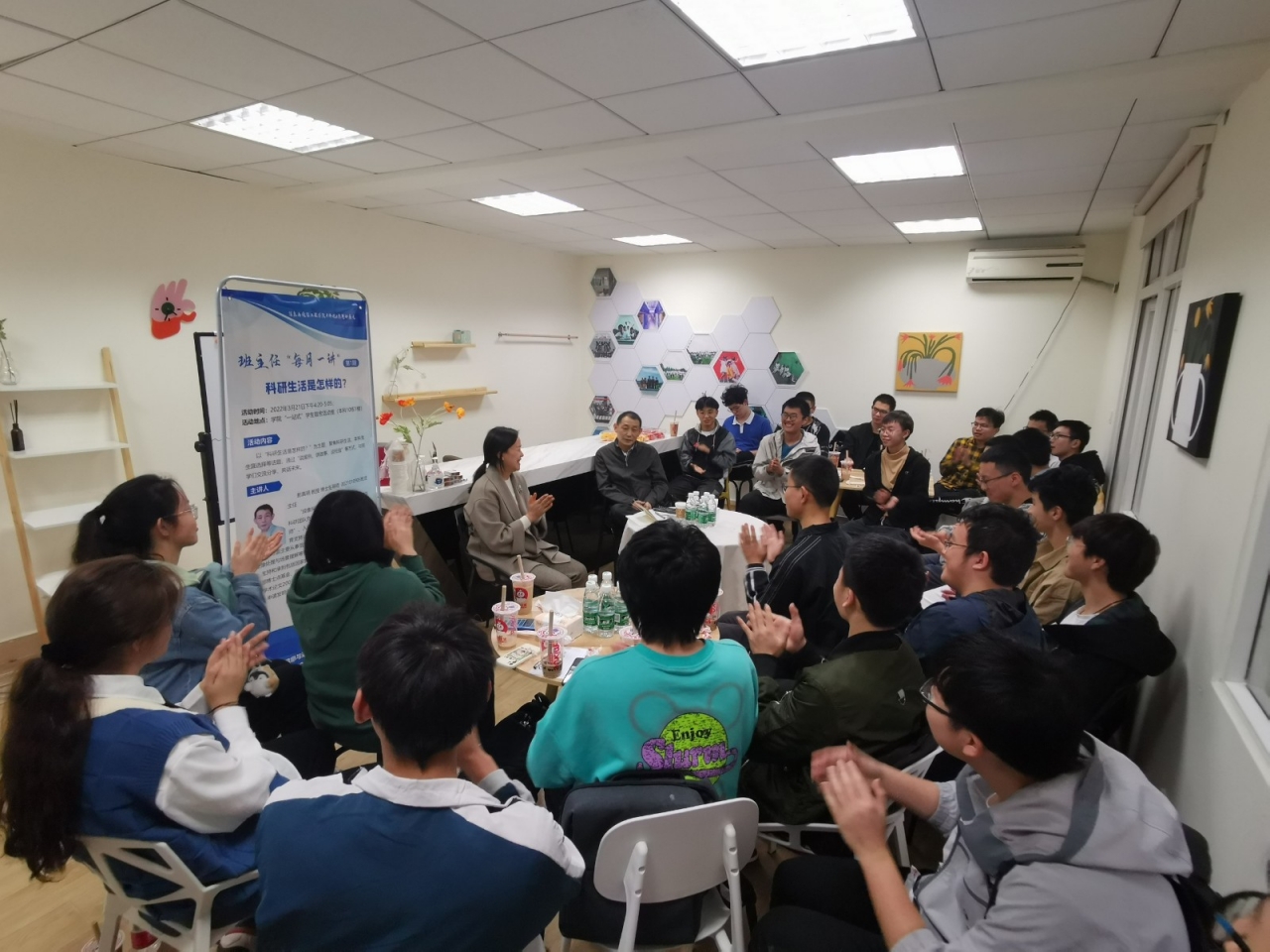 【三全育人】信通学院班主任“每月一讲”首期主题讲堂在“一站式”学生社区开讲