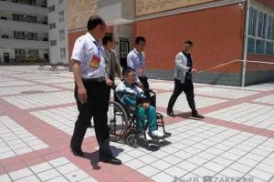 贵阳晚报：祝贺！轮椅上的凉都“学霸”被电子科技大学录取，父母却犯难了
