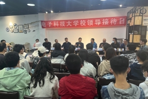 校领导与学生面对面 办实事解难题