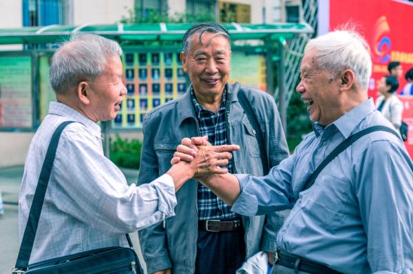 9月老兄弟见面.jpg fe6fe349e27a81a38962a6805b4ef92b.jpg