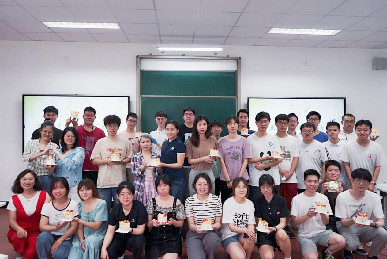 【毕业季】自动化学院开展“一抹奶油，一夏记忆”毕业季蛋糕DIY活动