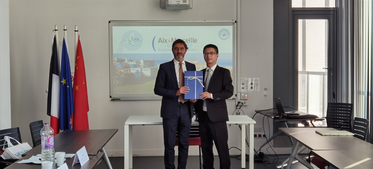 罗光春向Jean Francois Marchi赠送学校纪念品.jpg