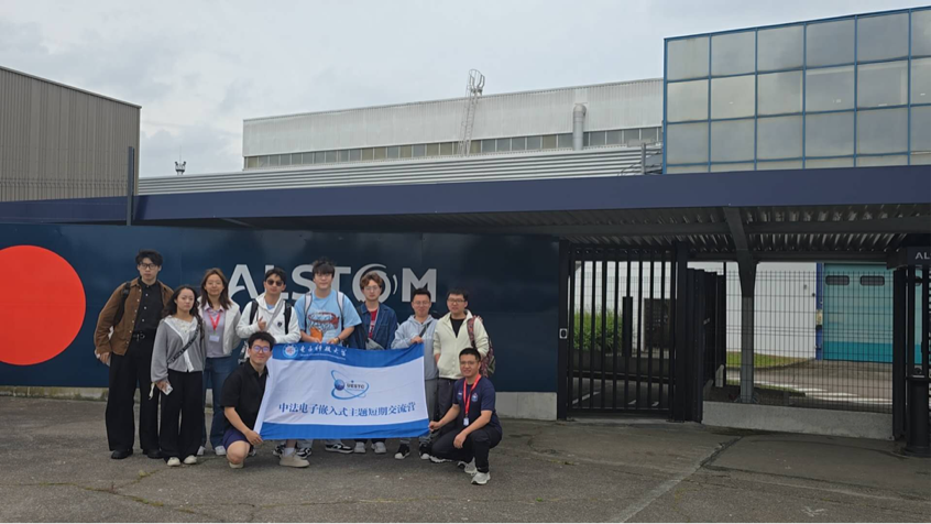 10同学们在阿尔斯通工厂前合影.png ff68d4d2d118d7d3eb30c7c62330a9e7_7d119.p