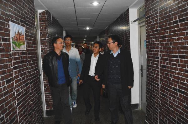 格拉斯哥学院学生自助服务中心揭牌