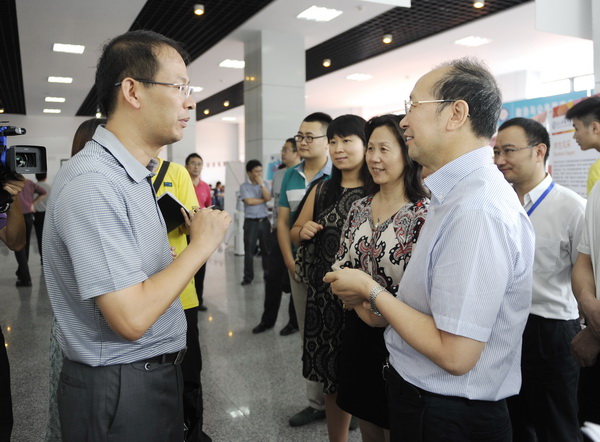 校领导看望2014级新生