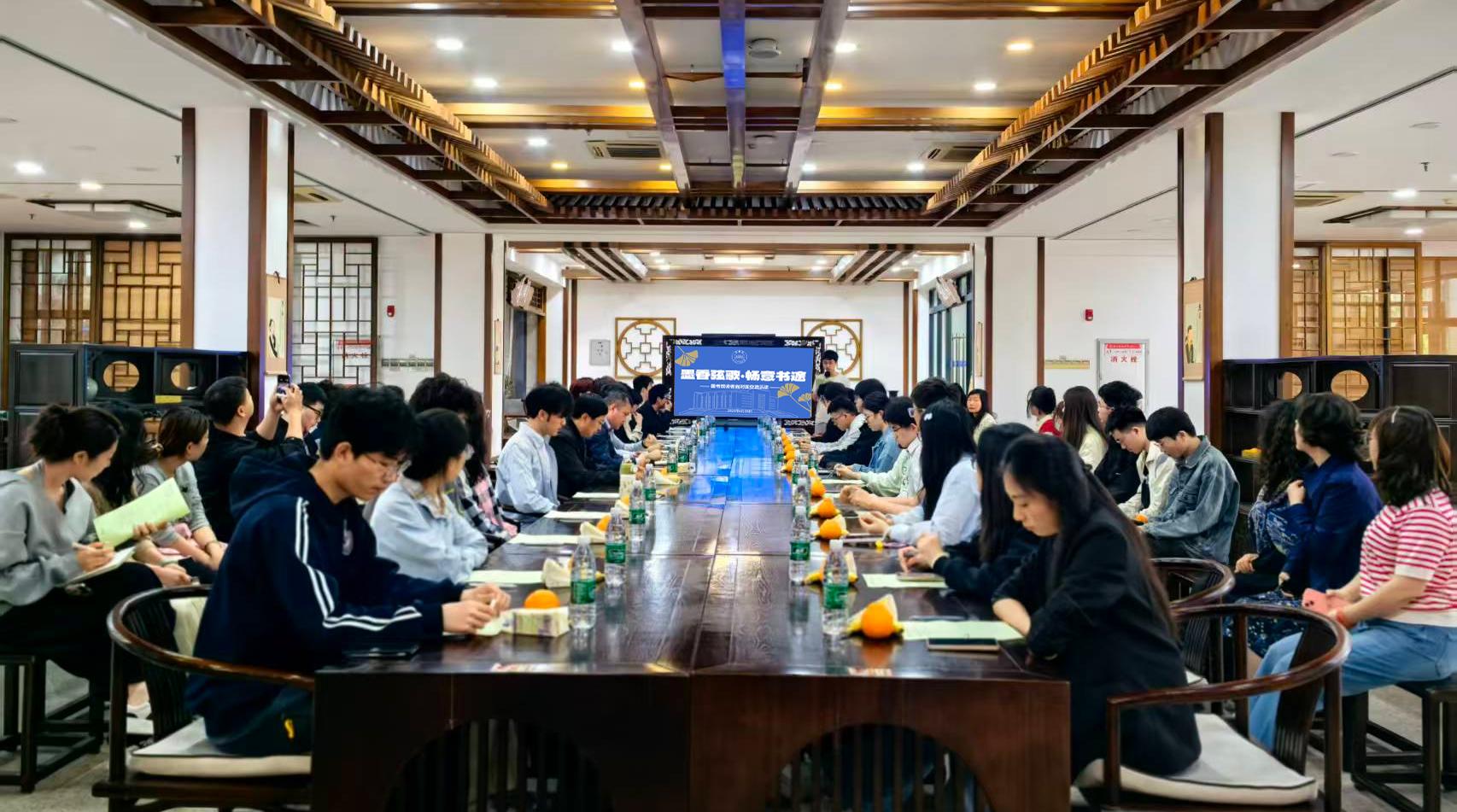图书馆举行“墨香弦歌，畅意书途”读者面对面活动