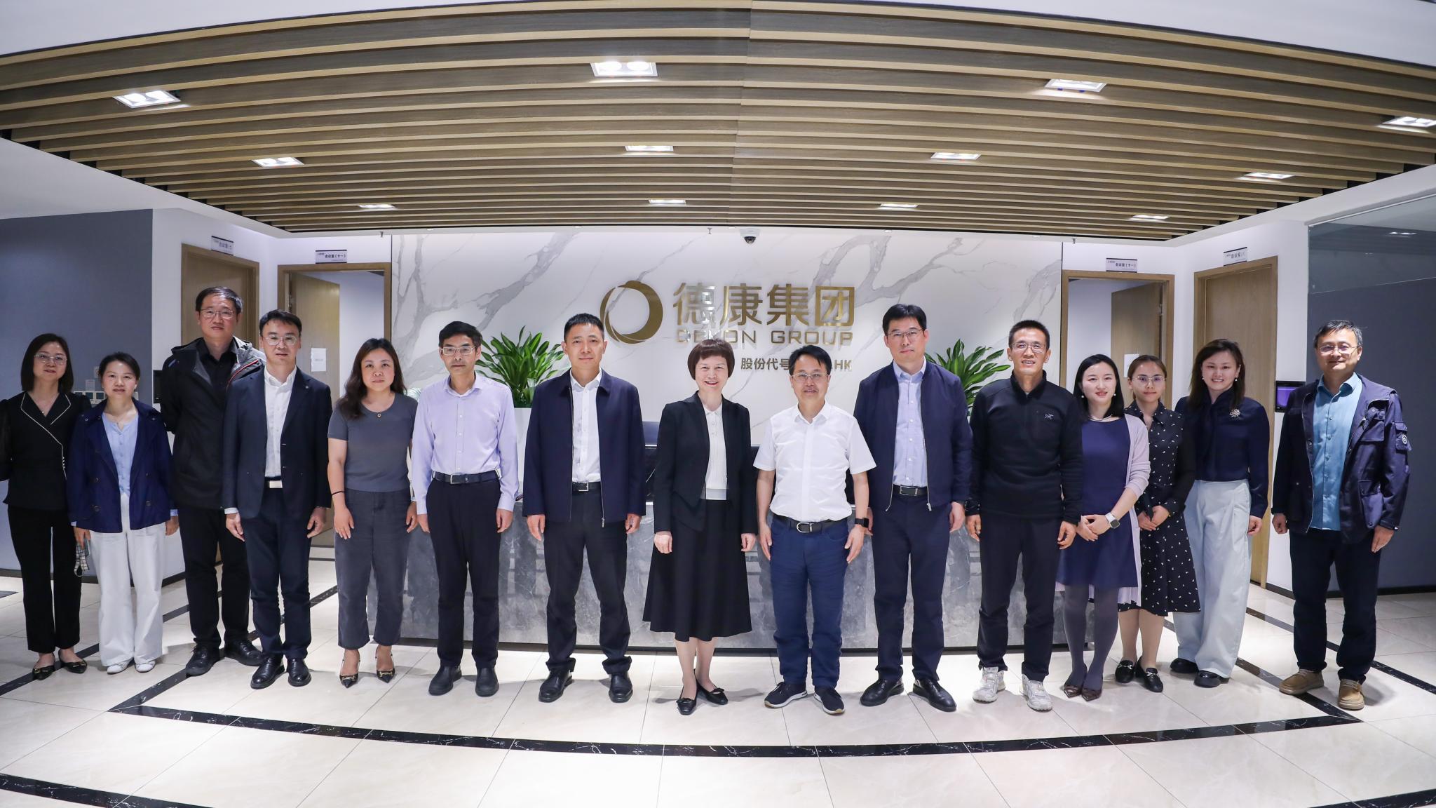 曹萍书记带队赴校友企业德康集团走访调研   