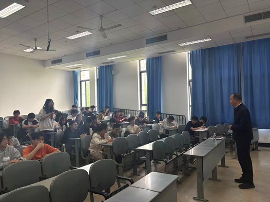 马克思主义学院组织开讲“银杏树下的思政课”