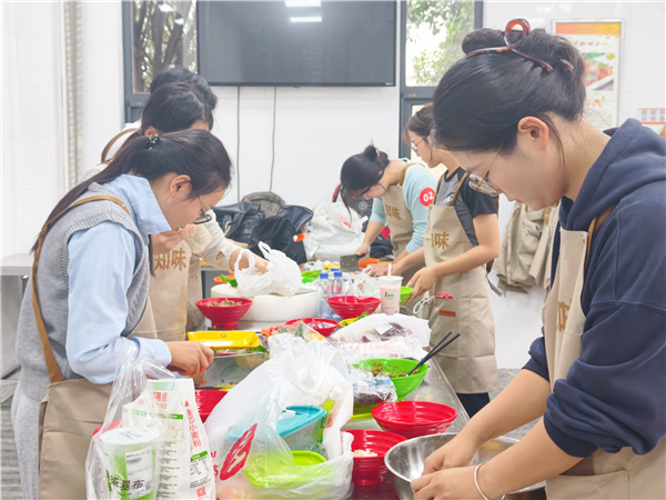 成电学子厨艺盛宴贺七秩华诞