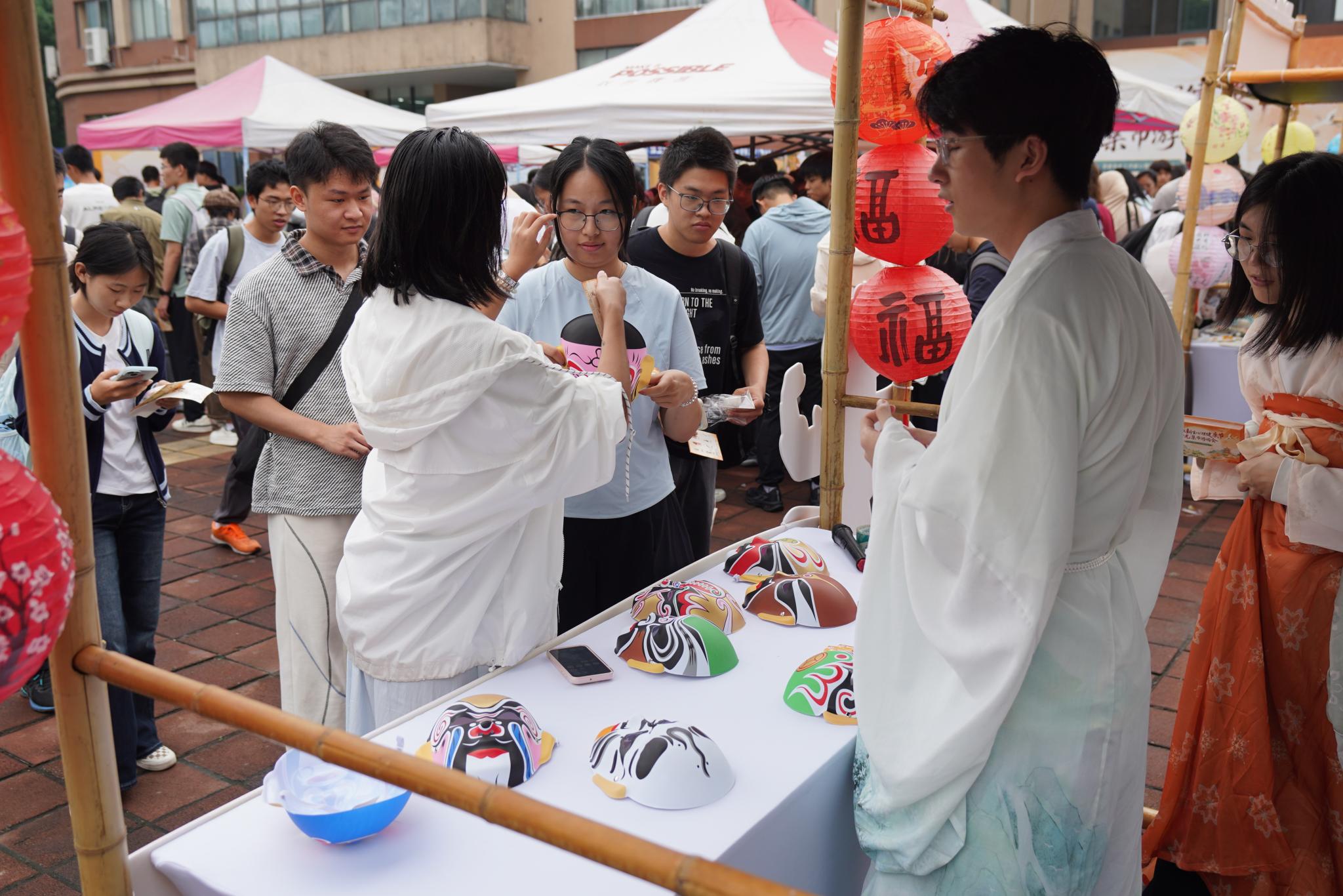 学校举办9·20新生心理健康节“心”光集市游园会