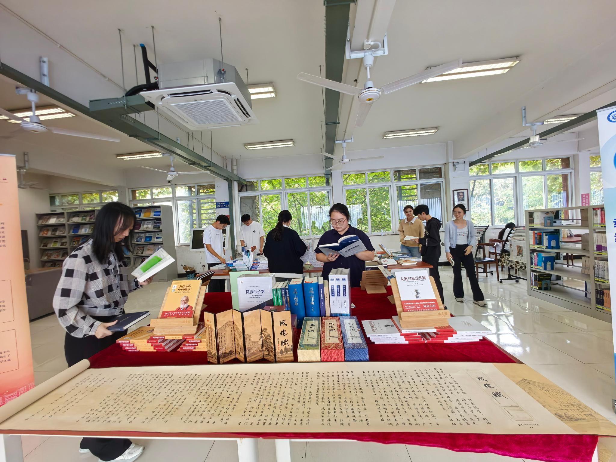 电子科大出版社主题图书展走进成都学院