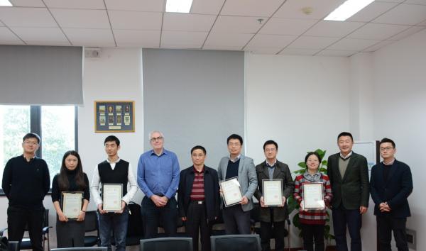 3.颁发聘书合影留念.jpg 3.颁发聘书合影留念.jpg