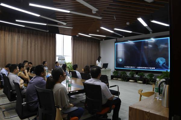 旅发委领导观看数字文化与传媒中心宣传片.jpg 旅发委领导观看数字文化与传媒中心宣传片.jpg