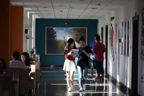 格拉斯哥学院学生走在学院走廊.JPG