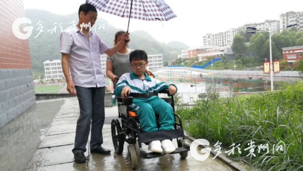 (社会)640分的“轮椅”考生袁好男被电子科技大学录取了 (社会)640分的“轮椅”考生袁好男被电子科技大学录取了