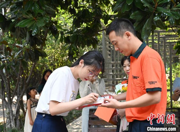 赵心怡(左)签收录取通知书。　安源 摄