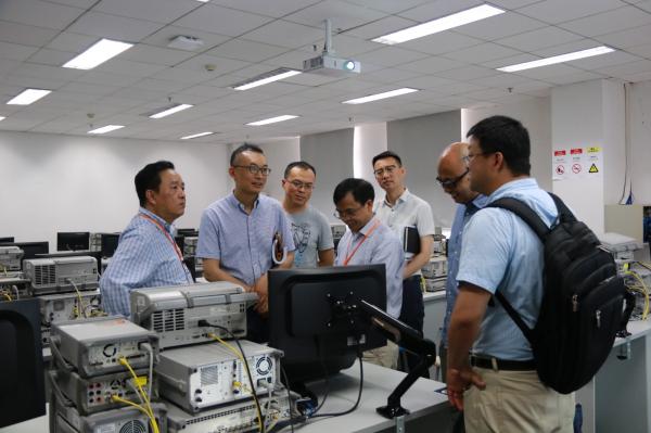 专家参观自动化工程学院实验教学中心2.JPG