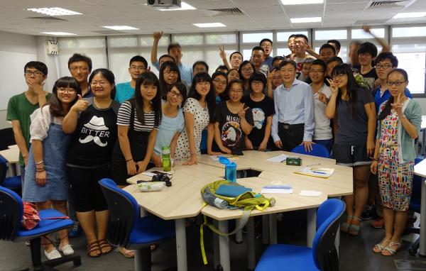 与我校在新加坡交流的学生见面.jpg